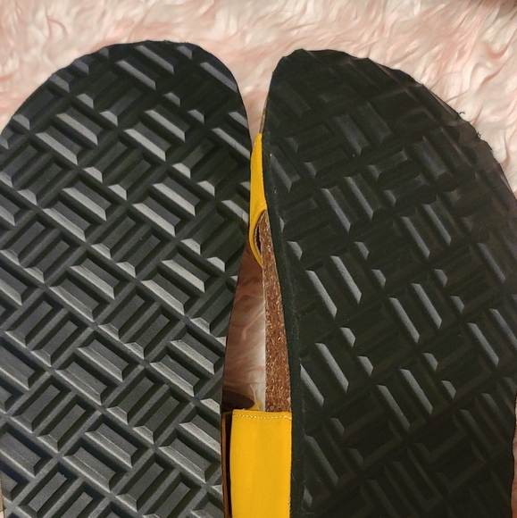 Size 9 Realto sandals - Picture 3 of 3